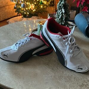 Men’s Puma tennis shoes size 10.5